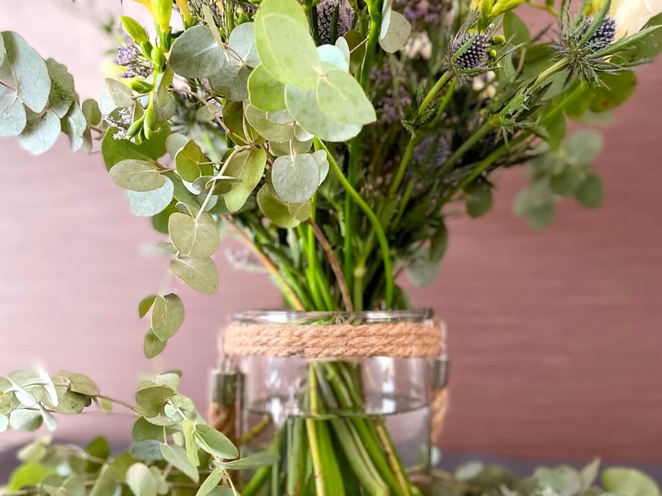 bouquet de fleurs blanches et violettes