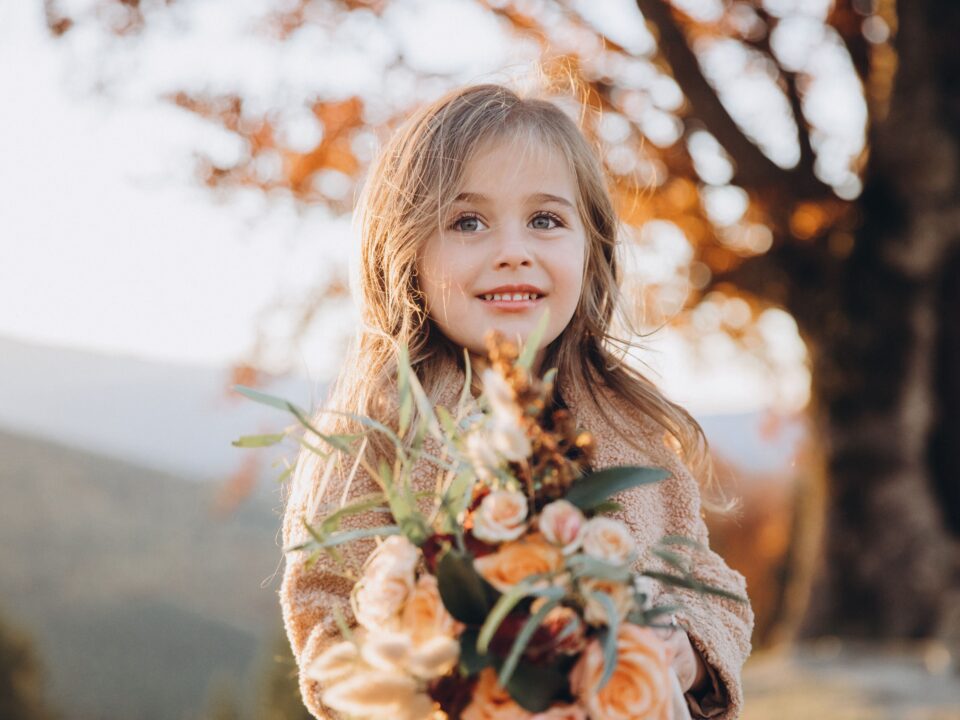 petite fille tient un bouquet d'automne