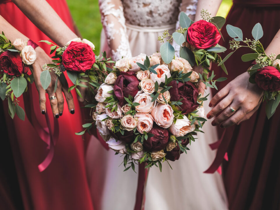 demoiselles d'honneur avec des bracelets fleuries comparent avec le bouquet de la mariée