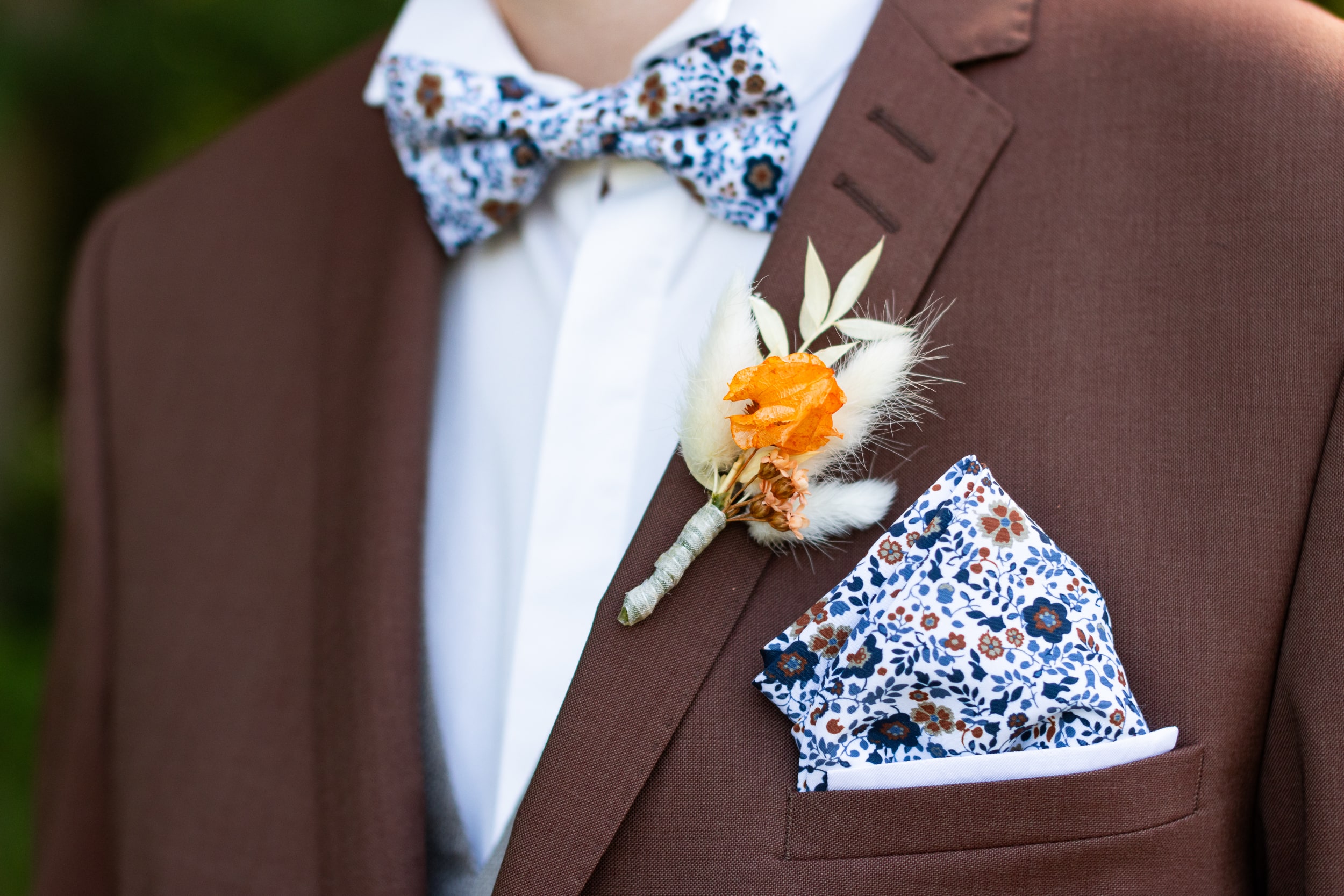 Boutonnière de marié en fleurs séchées