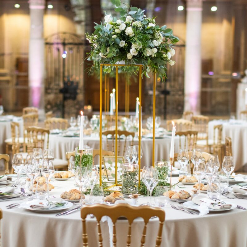 Sellette dorée sur table de mariage