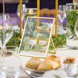 Numéro de table dans cadre en or