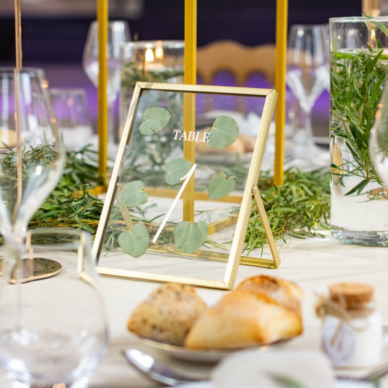 Numéro de table dans cadre en or