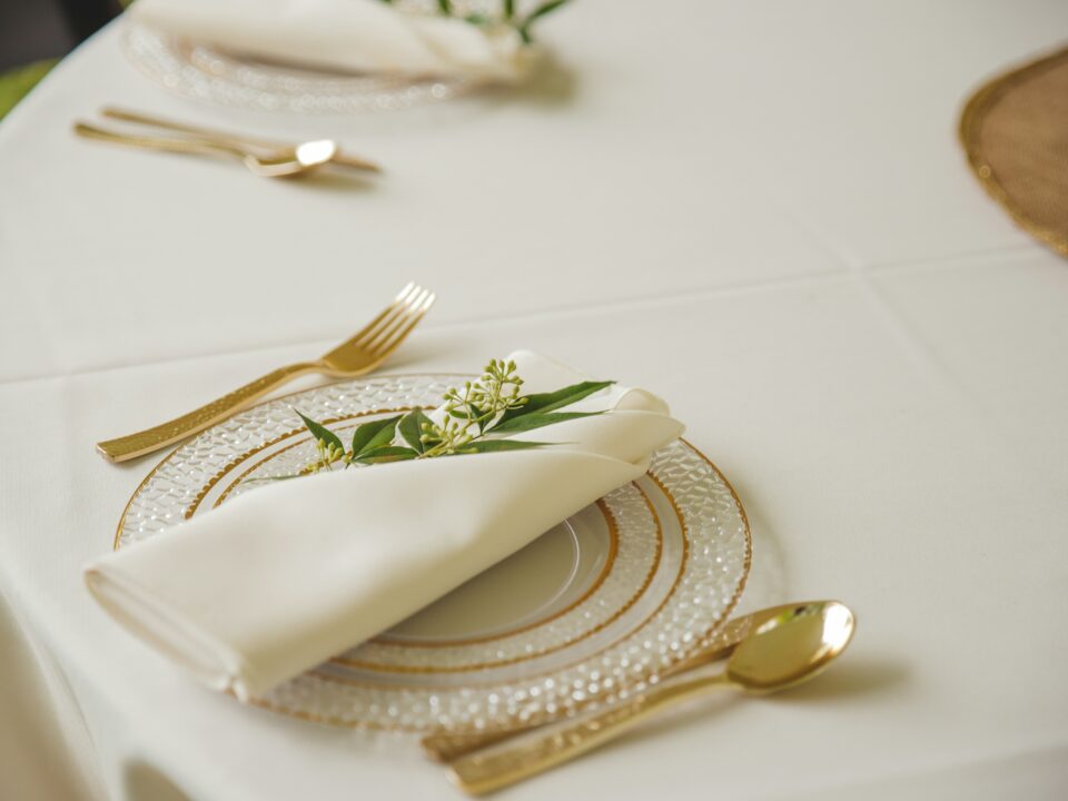 table de mariage blanche, verte et doré