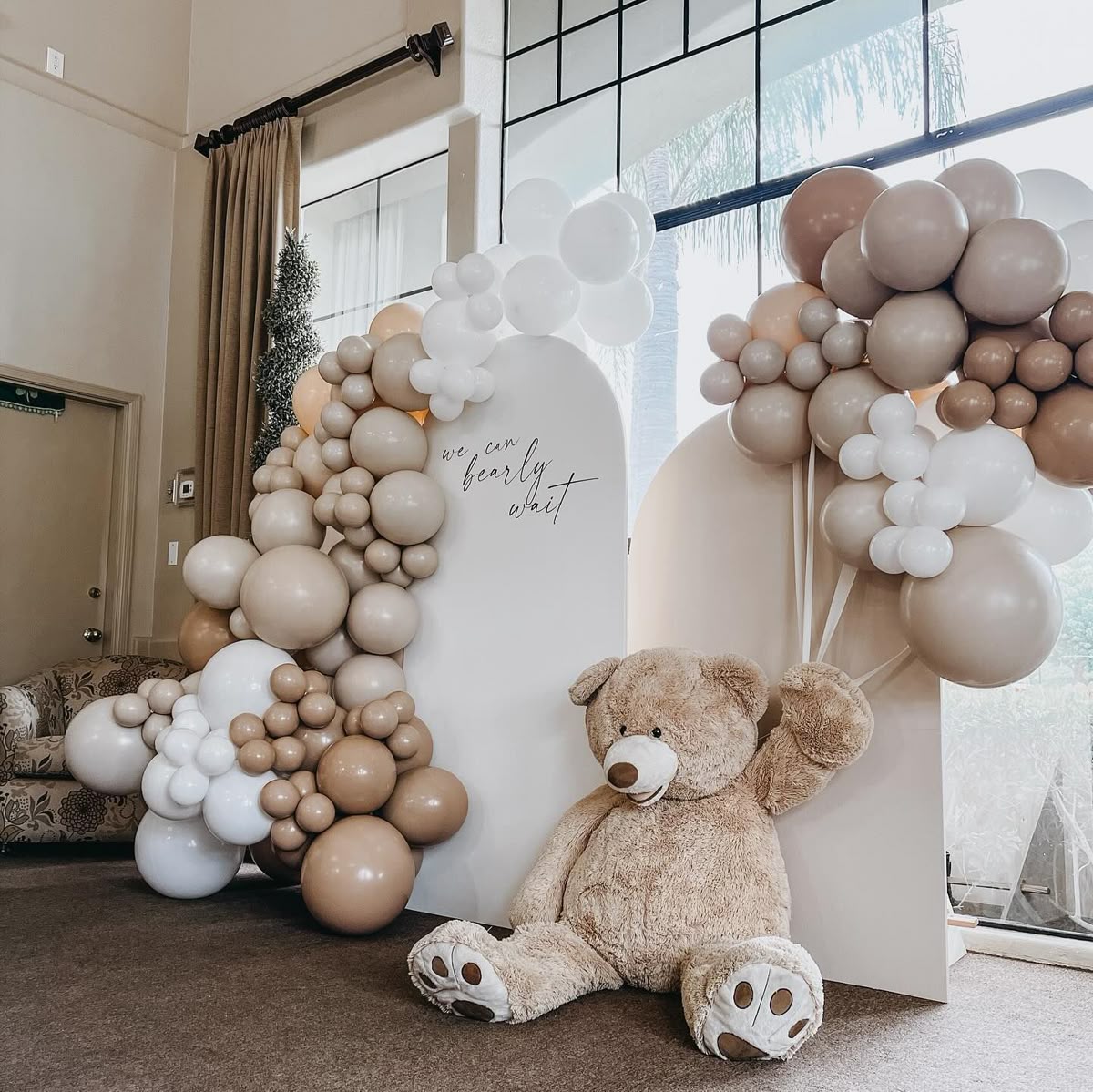 Arche de ballons organiques pour gender reveal party à Metz – Atelier Nectarine