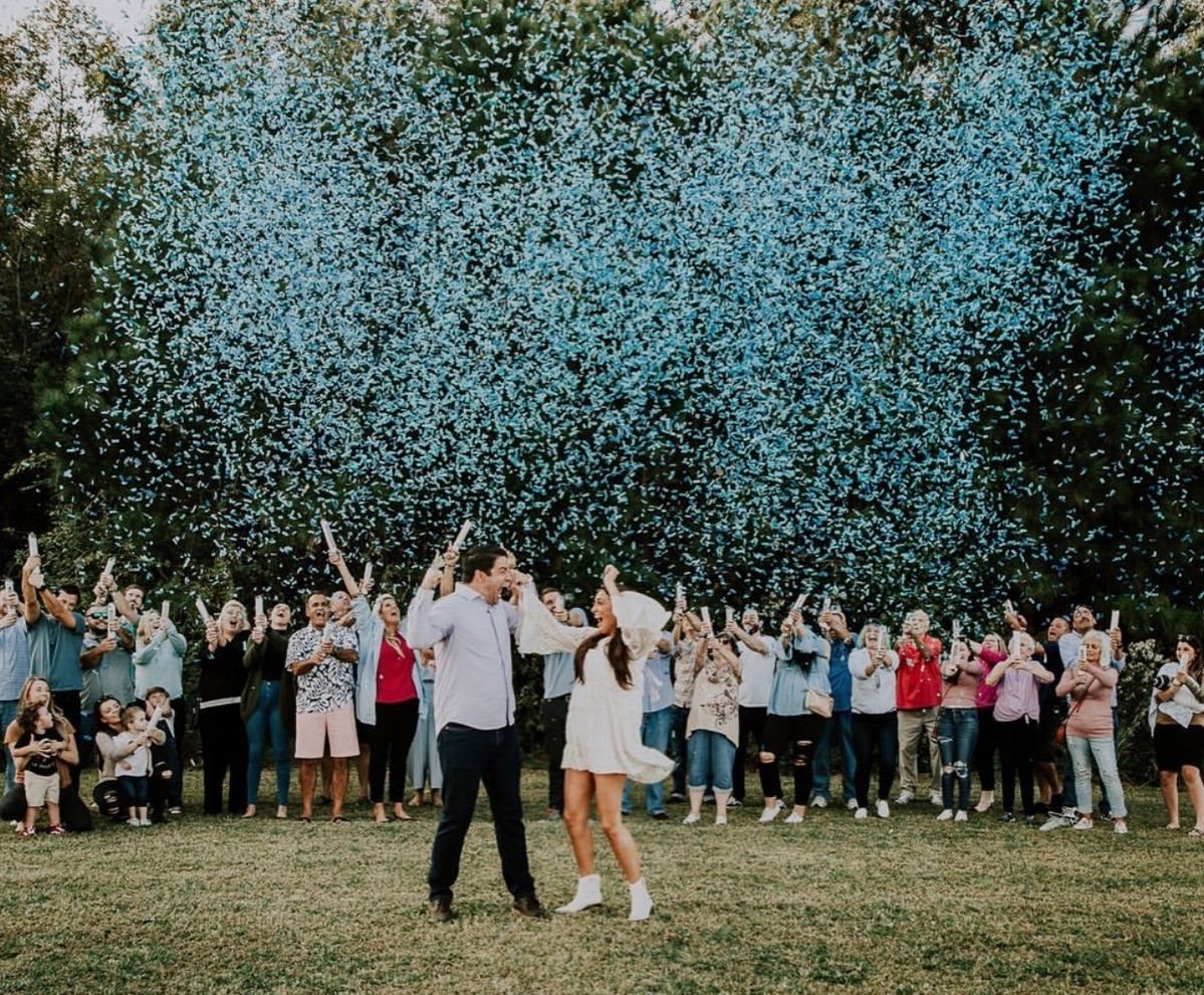 Moment de la révélation avec canon à confettis bleu