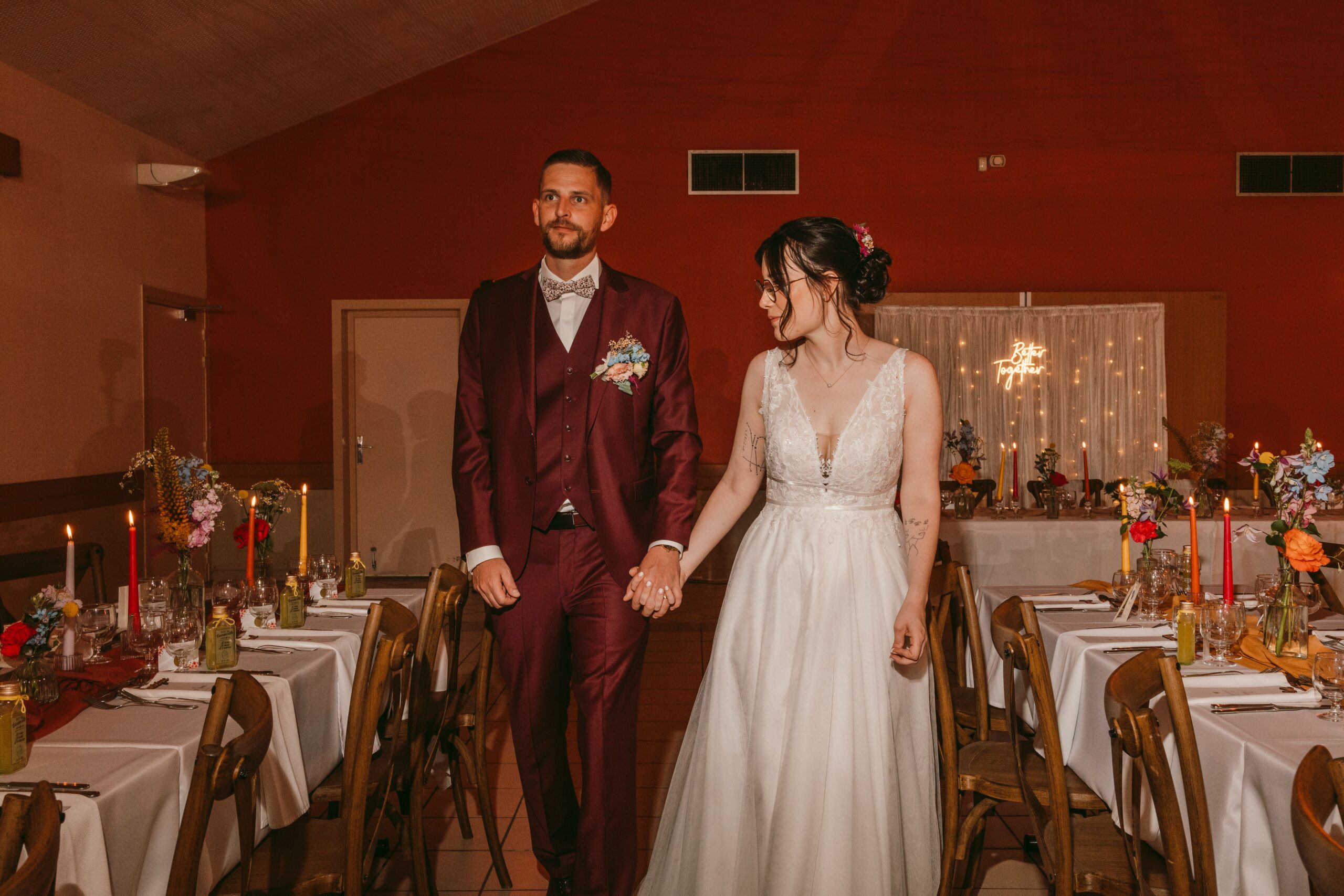Mariés découvrant la salle de mariage